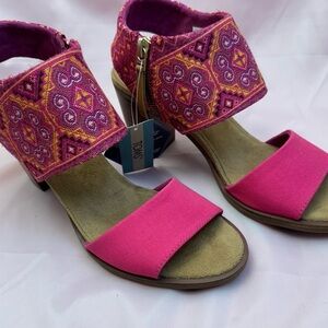 Pink Floral Boho Block Heel Cutout Sandals NWT Sz 8 TOMS Fall Ready